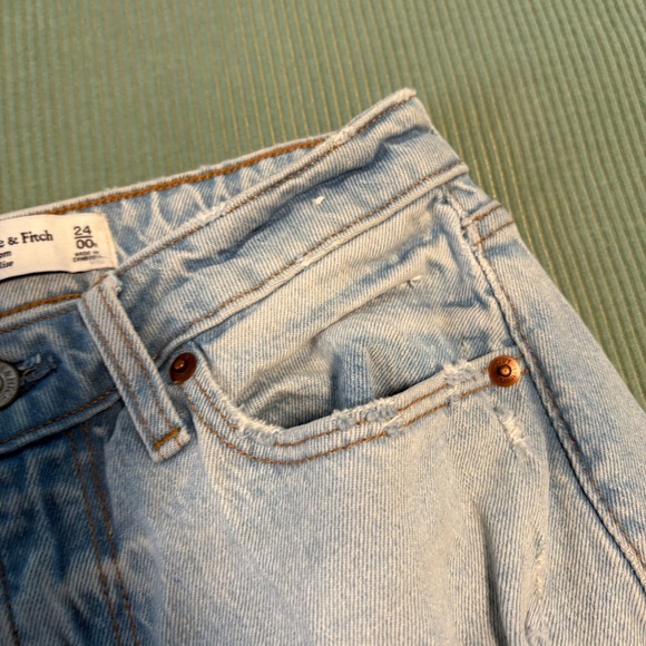 Abercrombie Fitch The Mom High Rise Light Wash Distressed Jeans Women Size 24 - Picture 3 of 10